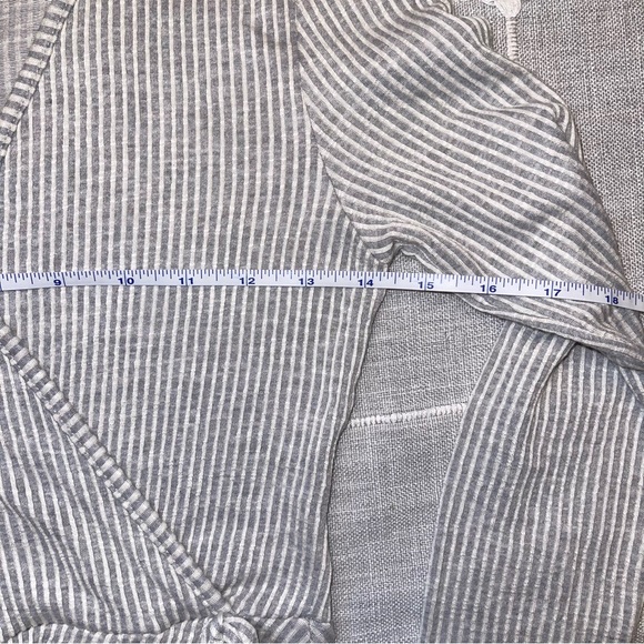 CAUTION TO THE WIND women’s striped faux wrap peplum long sleeve top Sz S - Picture 3 of 4